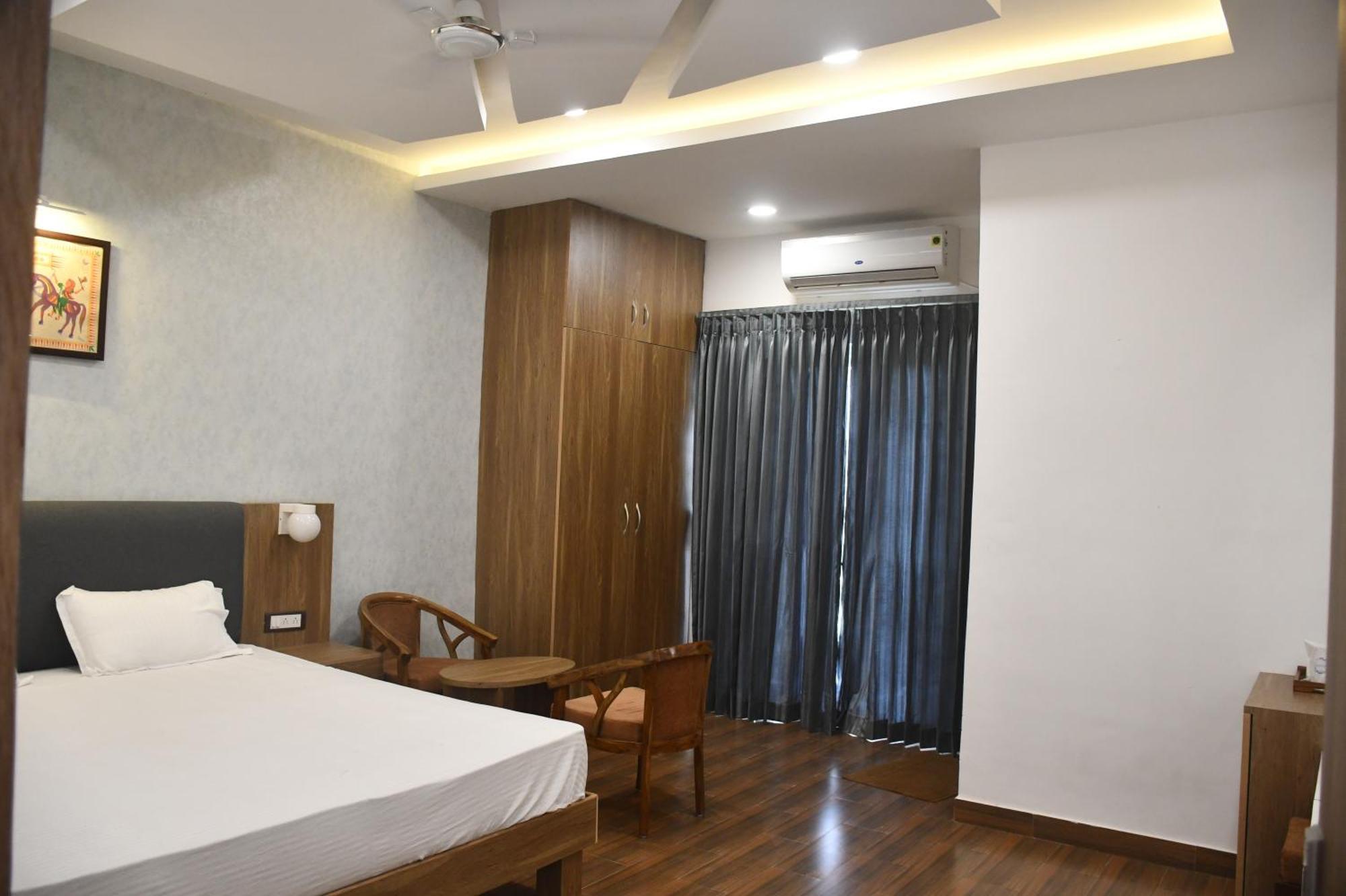 Vatika Banquet And Lawn Hotel Gaya Luaran gambar